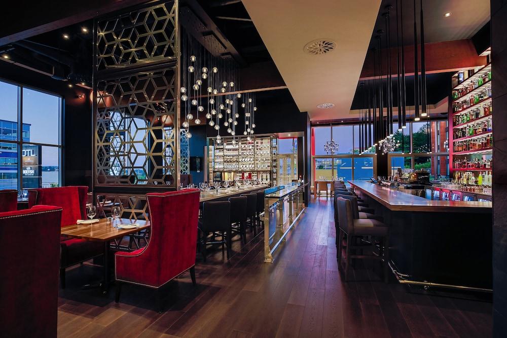 Otl Gouverneur Sherbrooke Exteriér fotografie The bar at the 360° Sky Lounge