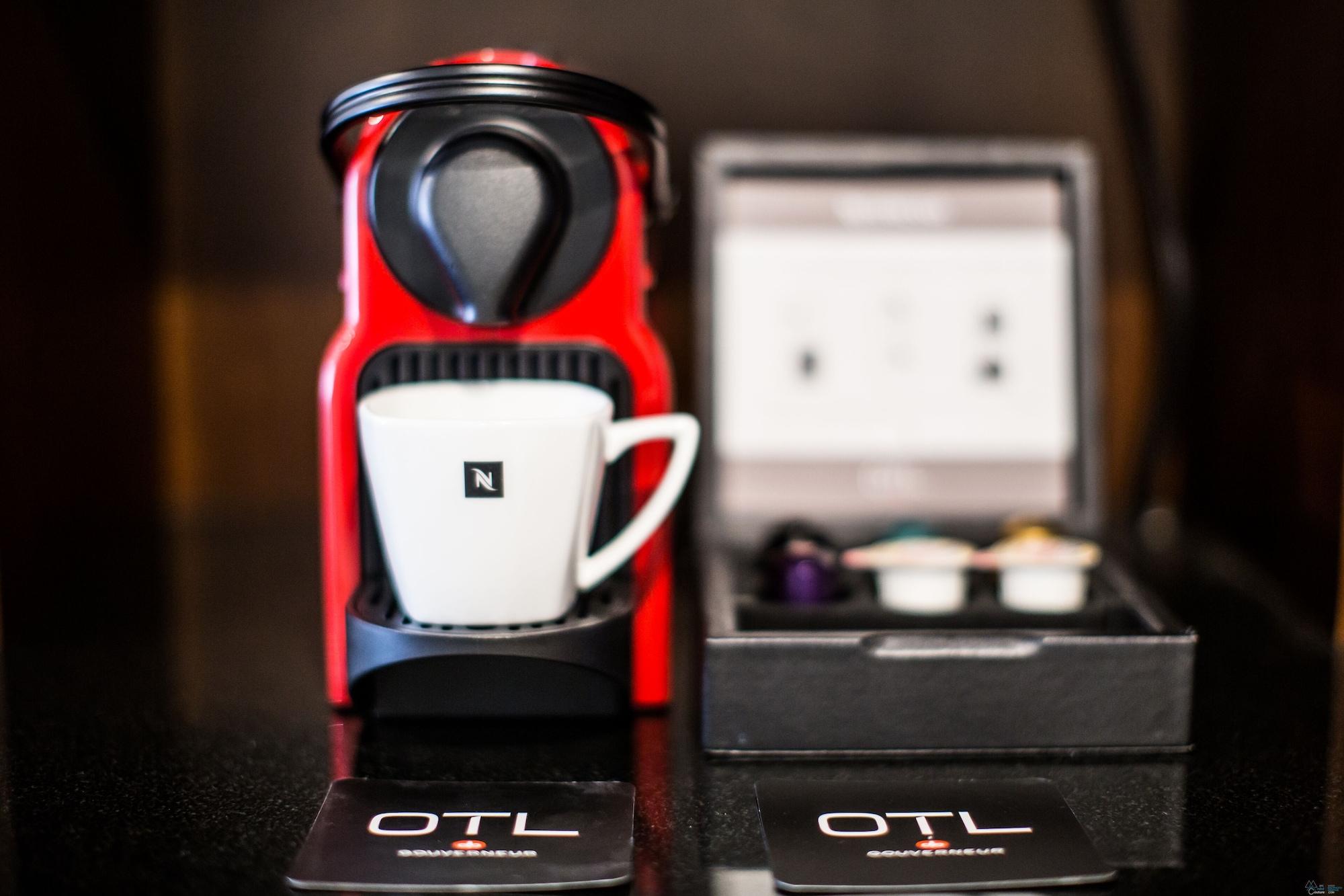 Otl Gouverneur Sherbrooke Exteriér fotografie A Nespresso Inissia machine