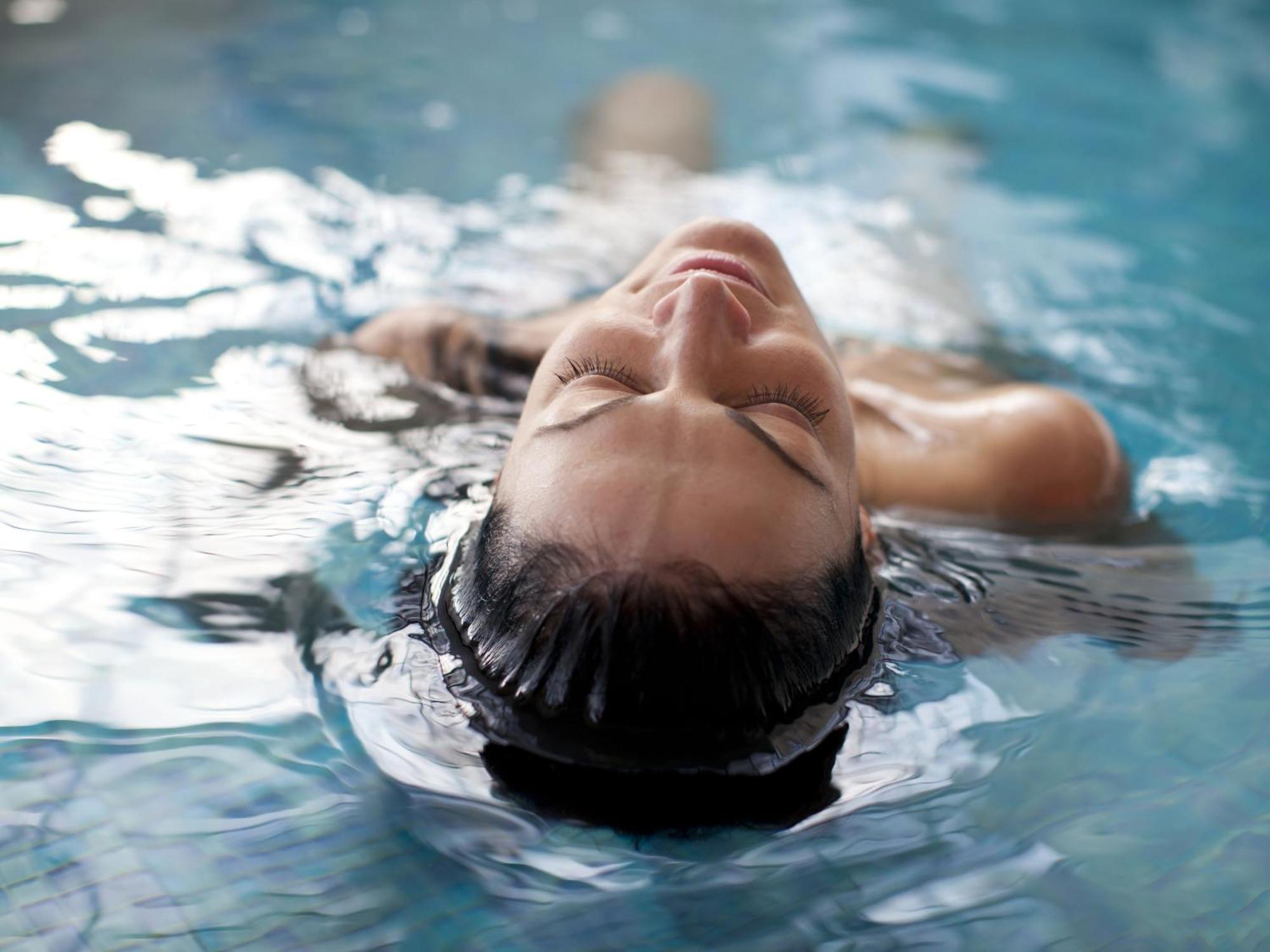 Otl Gouverneur Sherbrooke Exteriér fotografie A woman floating in water