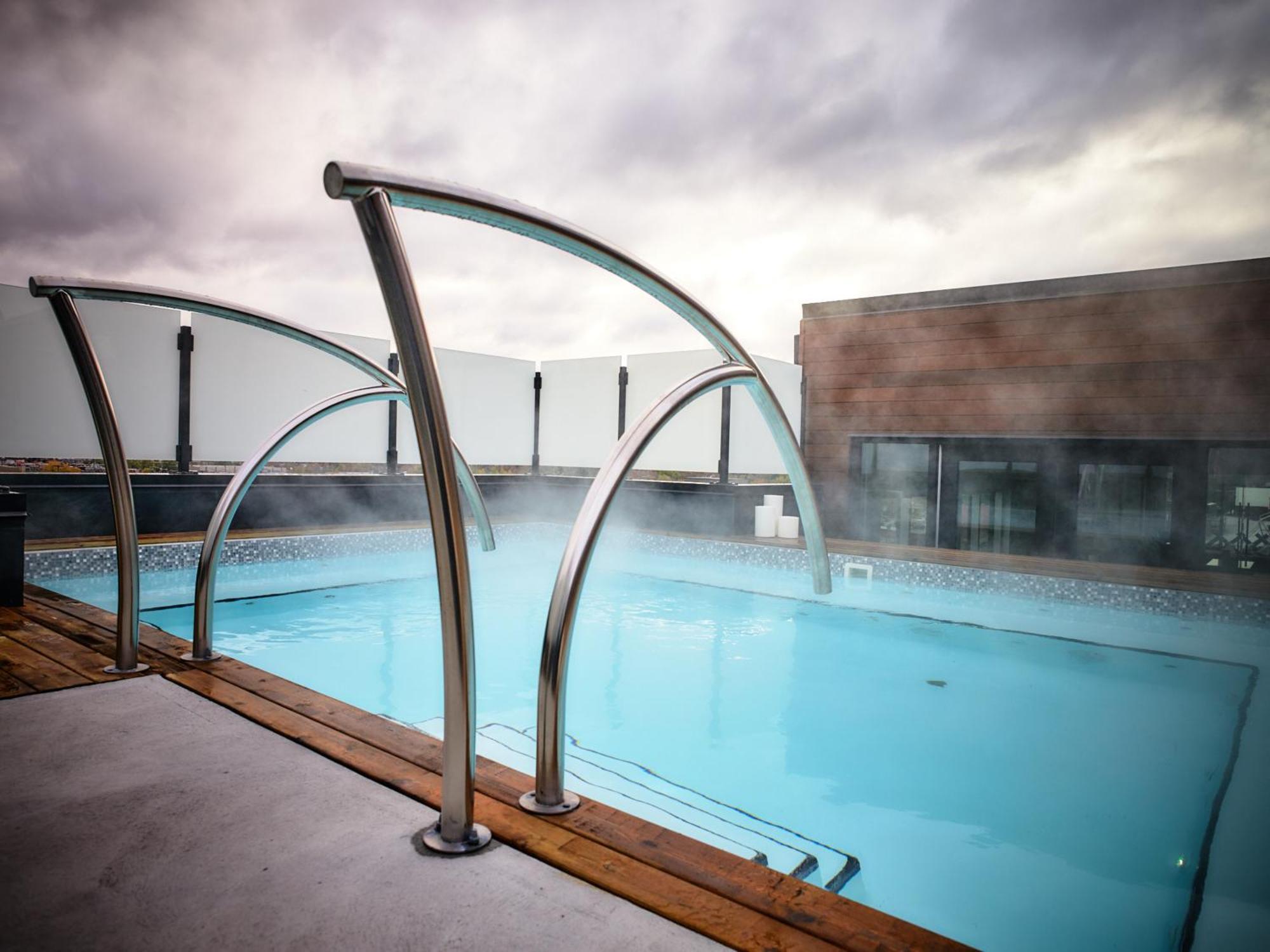 Otl Gouverneur Sherbrooke Exteriér fotografie The rooftop pool at the hotel
