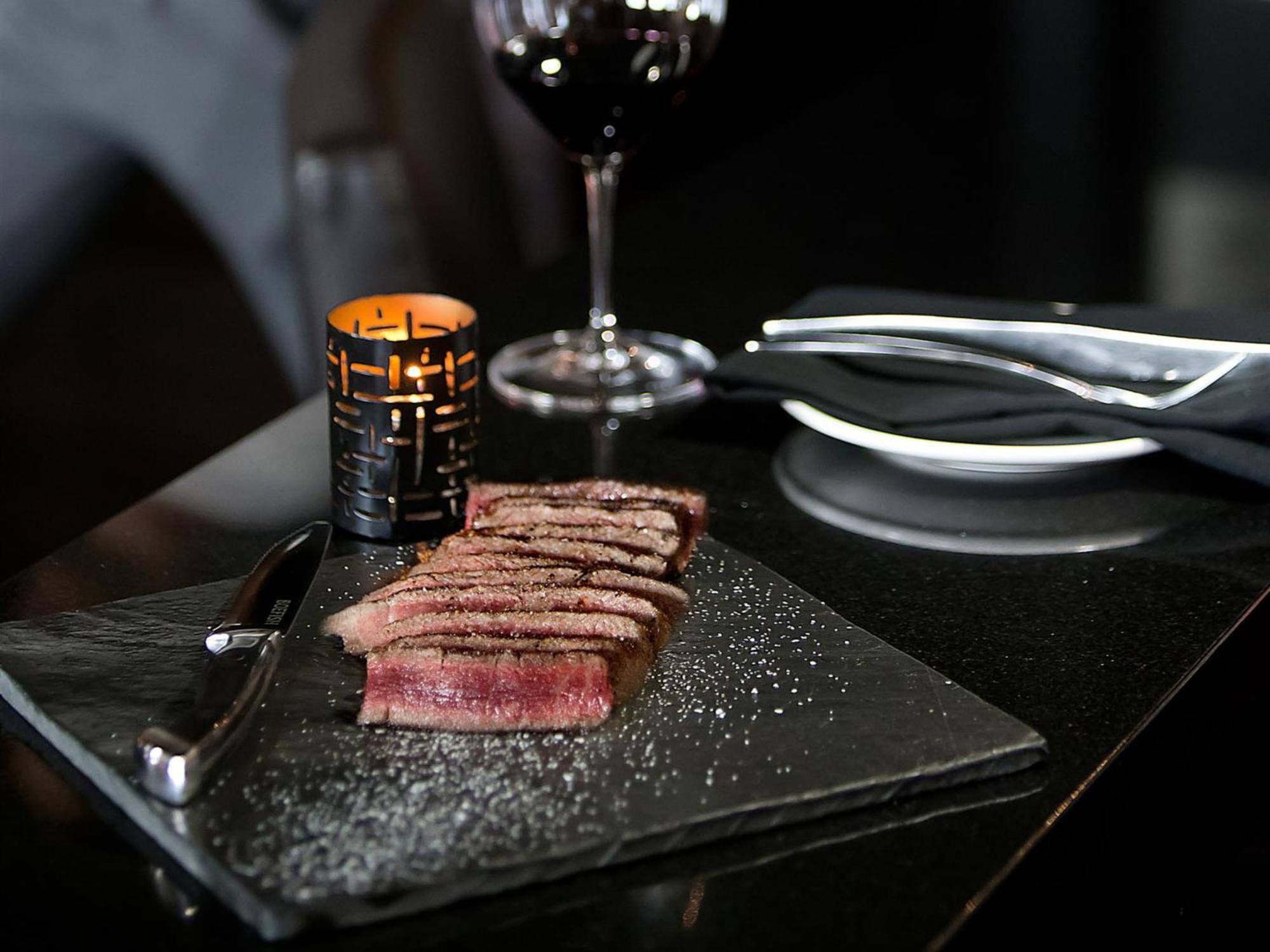 Otl Gouverneur Sherbrooke Exteriér fotografie A steak at the restaurant