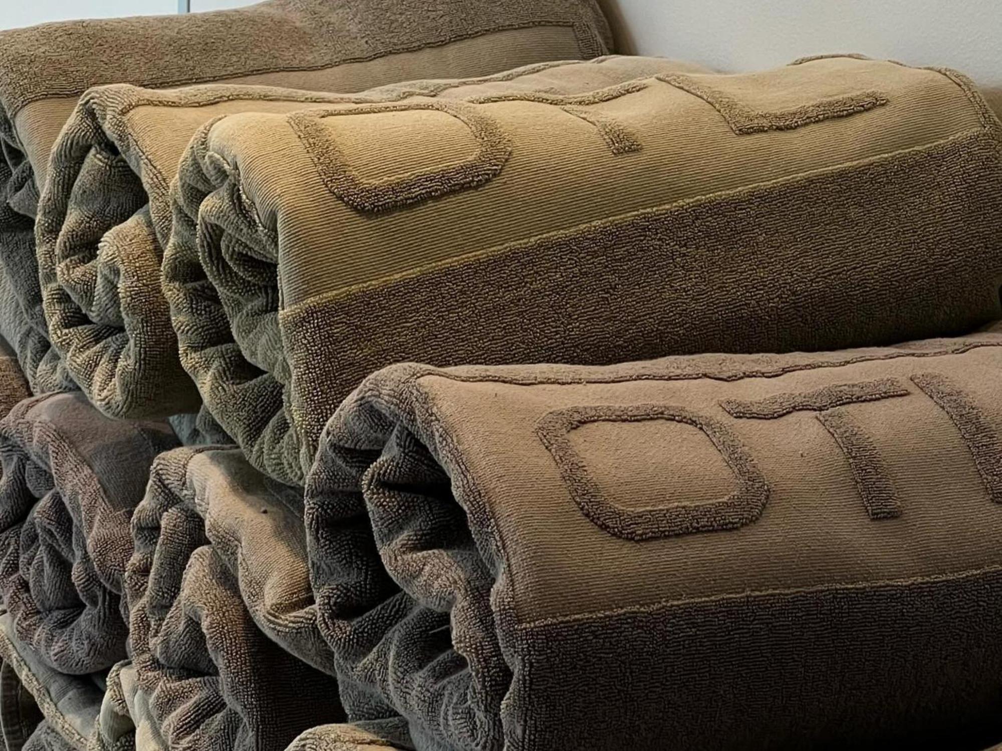 Otl Gouverneur Sherbrooke Exteriér fotografie A stack of rolled up futons
