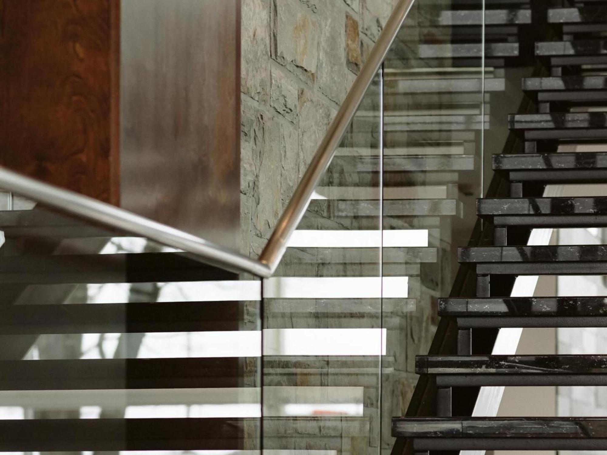 Otl Gouverneur Sherbrooke Exteriér fotografie A glass balustrade
