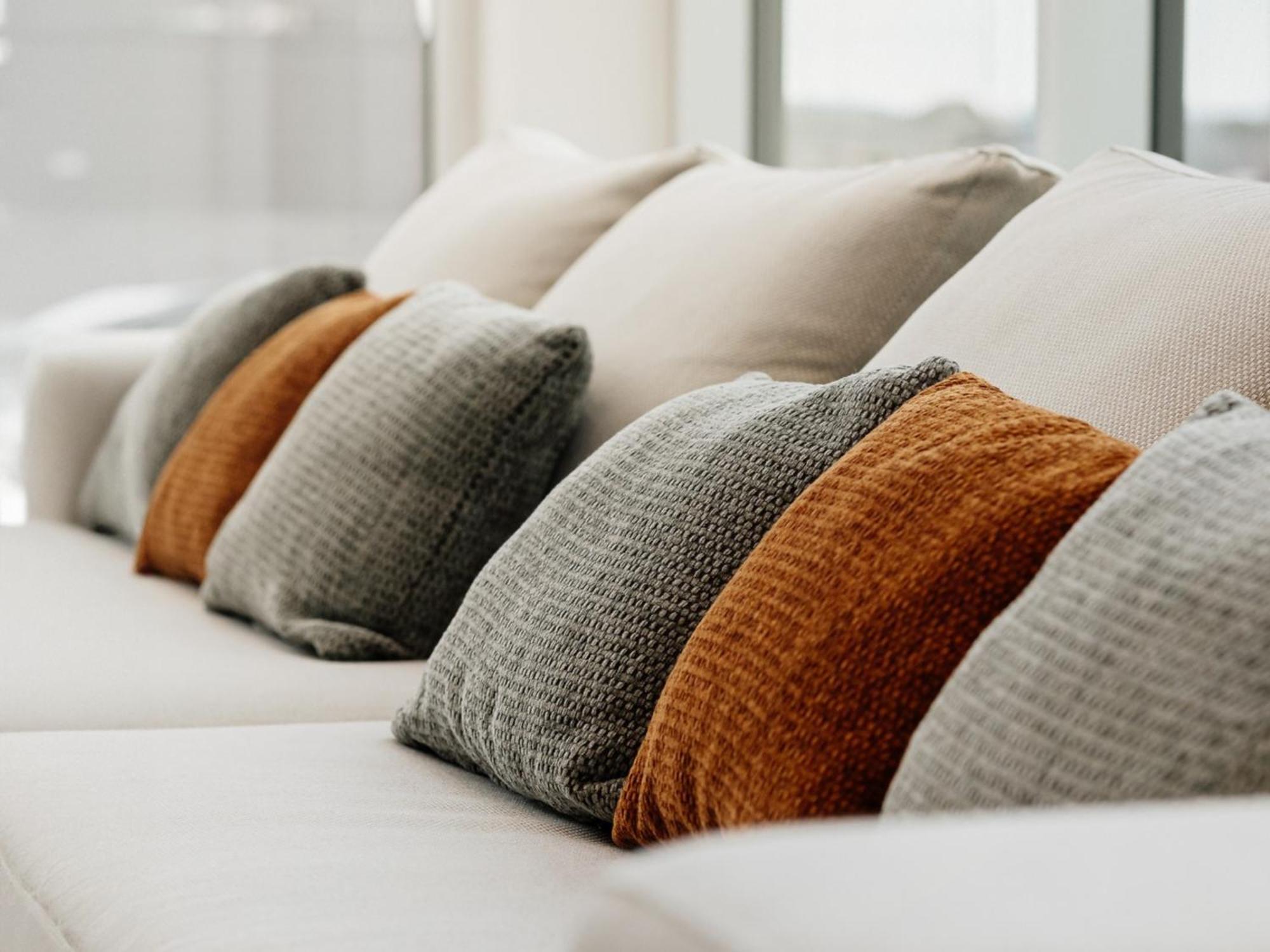 Otl Gouverneur Sherbrooke Exteriér fotografie Cushions on a sofa