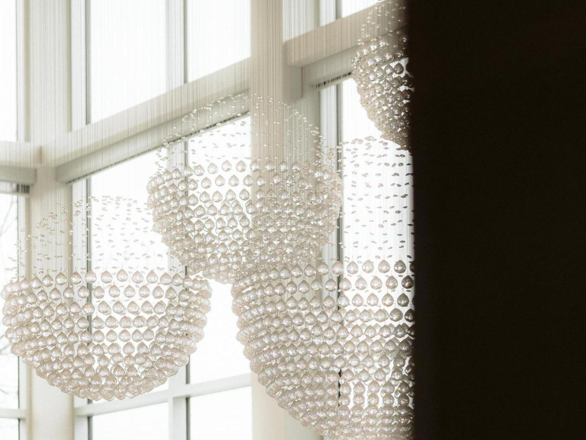 Otl Gouverneur Sherbrooke Exteriér fotografie The 2000 light globes in the foyer of the National Gallery of Victoria