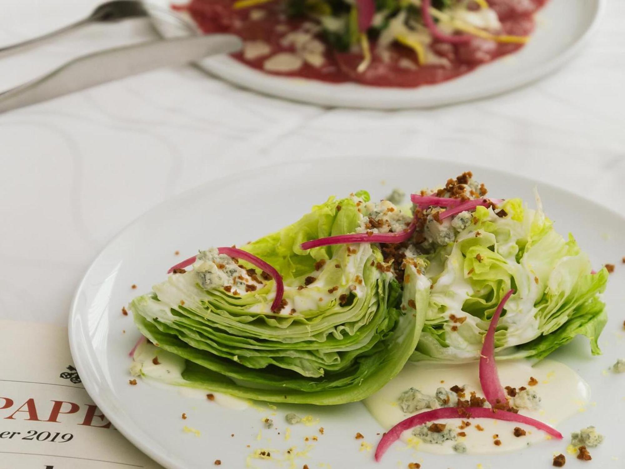 Otl Gouverneur Sherbrooke Exteriér fotografie A wedge salad