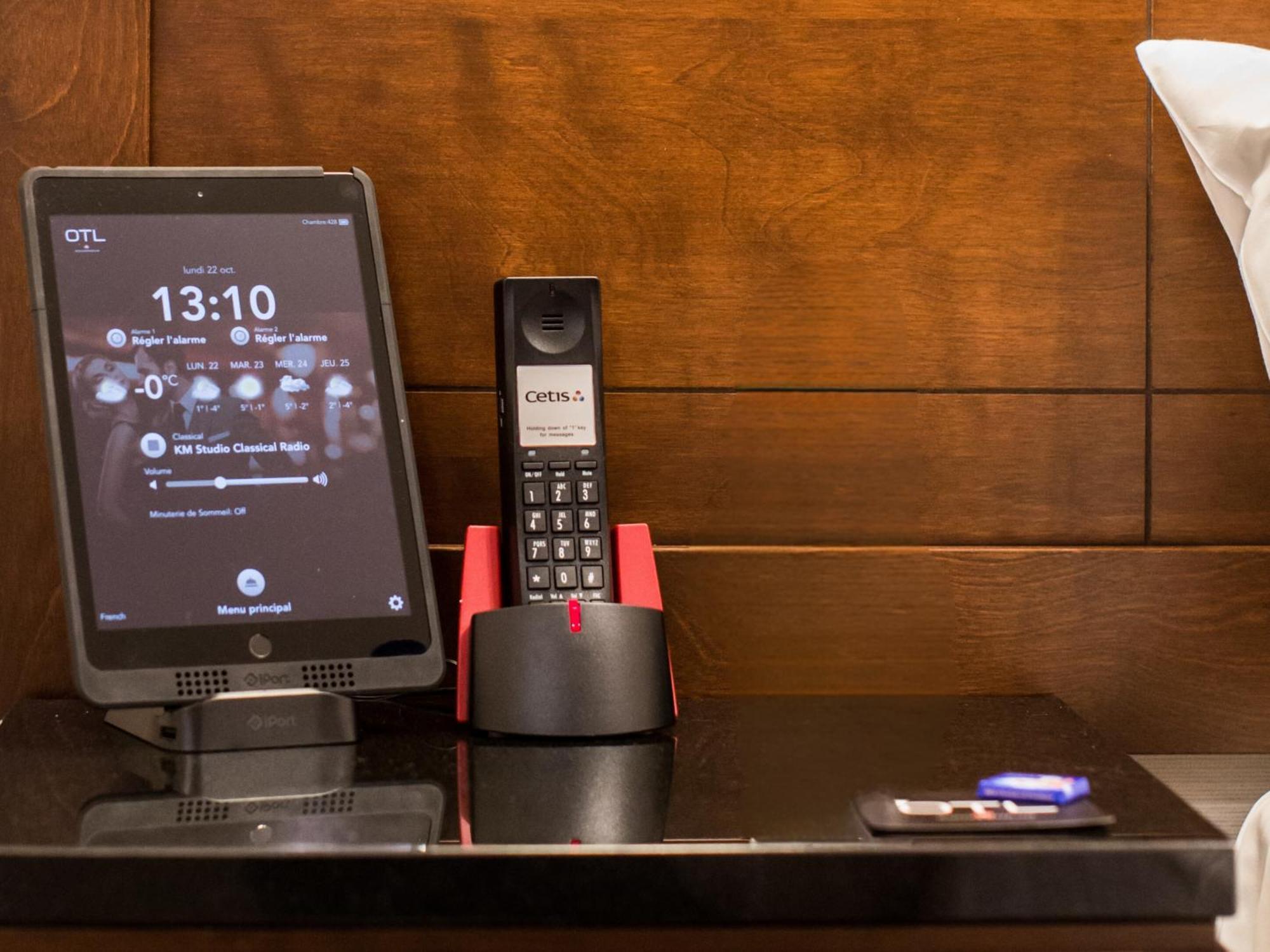 Otl Gouverneur Sherbrooke Exteriér fotografie A phone and a tablet in a hotel room