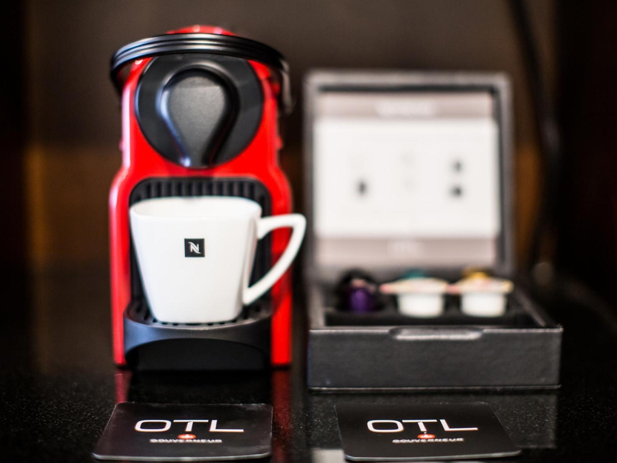 Otl Gouverneur Sherbrooke Exteriér fotografie A Nespresso Inissia coffee machine