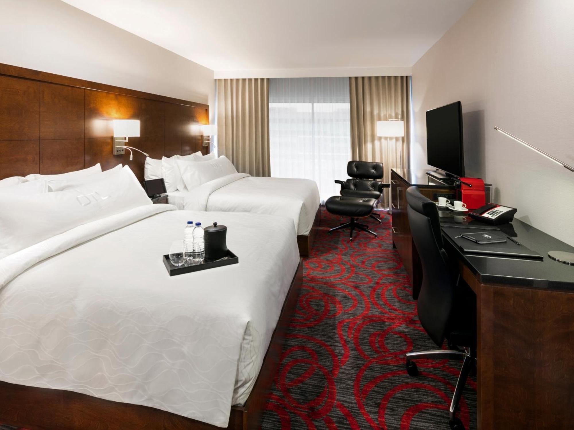 Otl Gouverneur Sherbrooke Exteriér fotografie A typical guest room at the Renaissance